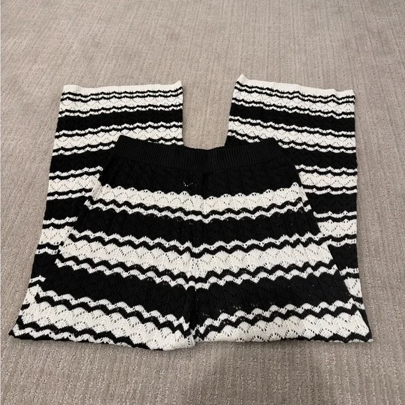 Elastic Waist Crochet Set Black/White - Picture 4 of 10